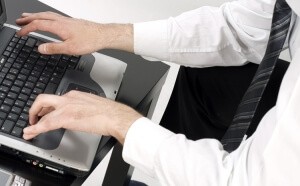 osoba pracująca przed komputerem